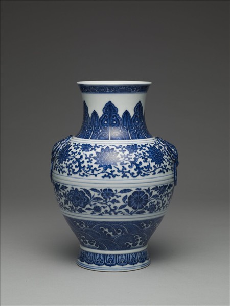 青花纏枝花卉紋鋪首銜環尊