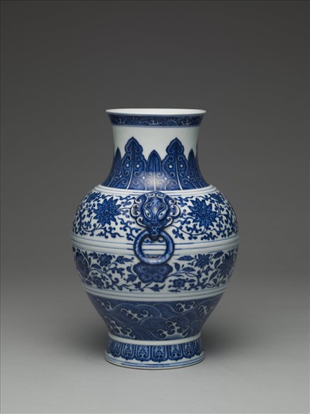 青花纏枝花卉紋鋪首銜環尊