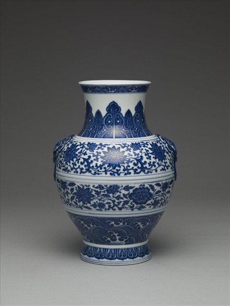 青花纏枝花卉紋鋪首銜環尊