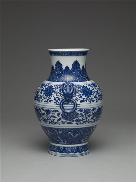 青花纏枝花卉紋鋪首銜環尊