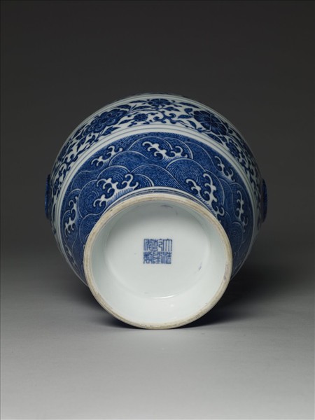 青花纏枝花卉紋鋪首銜環尊