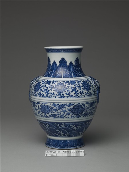 青花纏枝花卉紋鋪首銜環尊