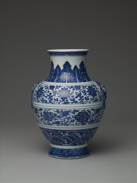 青花纏枝花卉紋鋪首銜環尊