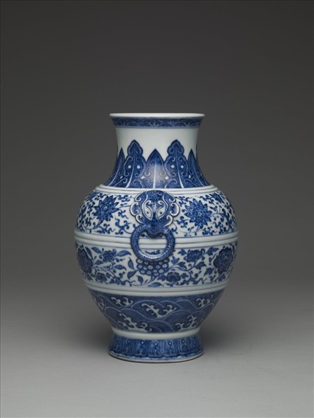 青花纏枝花卉紋鋪首銜環尊