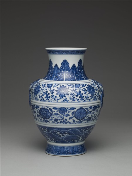 青花纏枝花卉紋鋪首銜環尊