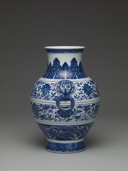 青花纏枝花卉紋鋪首銜環尊