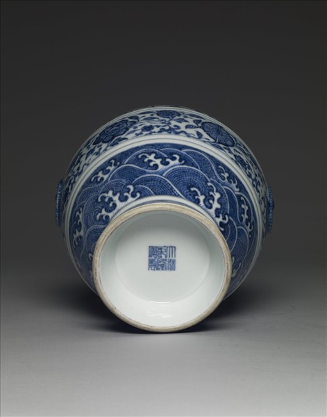 青花纏枝花卉紋鋪首銜環尊