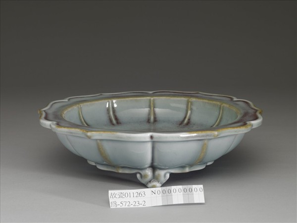 爐鈞釉蓮花式盆托