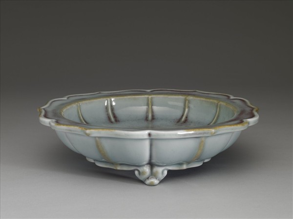 爐鈞釉蓮花式盆托