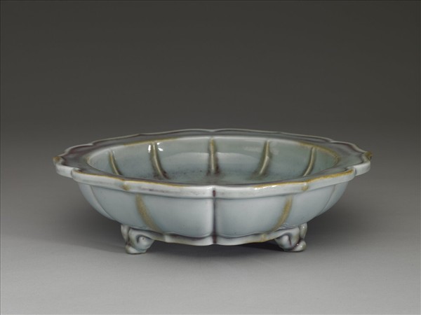 爐鈞釉蓮花式盆托