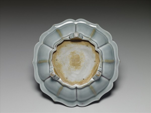 爐鈞釉蓮花式盆托