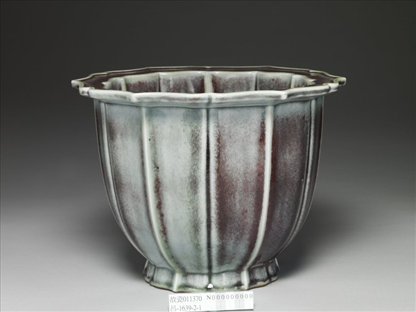 爐鈞釉蓮花式花盆