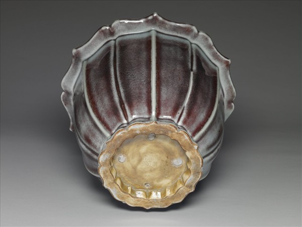 爐鈞釉蓮花式花盆