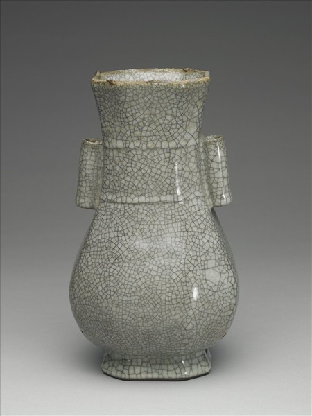 青瓷貫耳穿帶八楞瓶