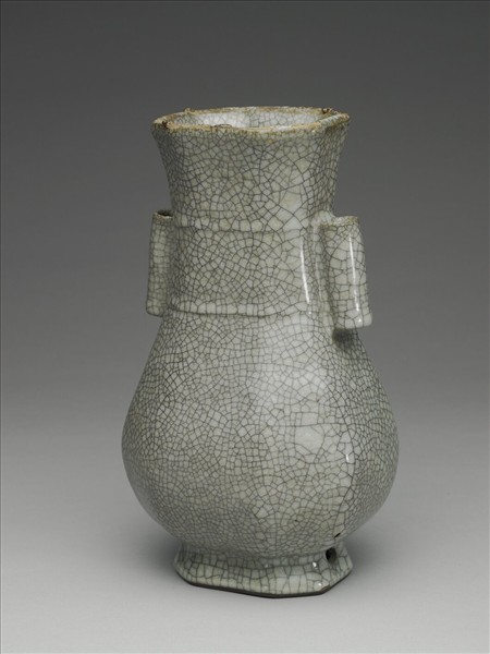 青瓷貫耳穿帶八楞瓶