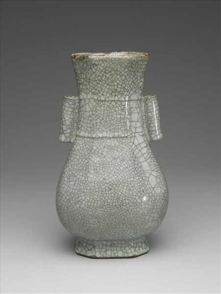 青瓷貫耳穿帶八楞瓶