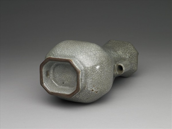 青瓷貫耳穿帶八楞瓶