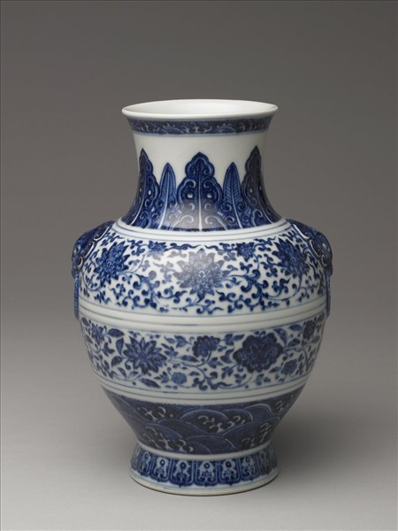 青花纏枝花卉紋鋪首銜環尊