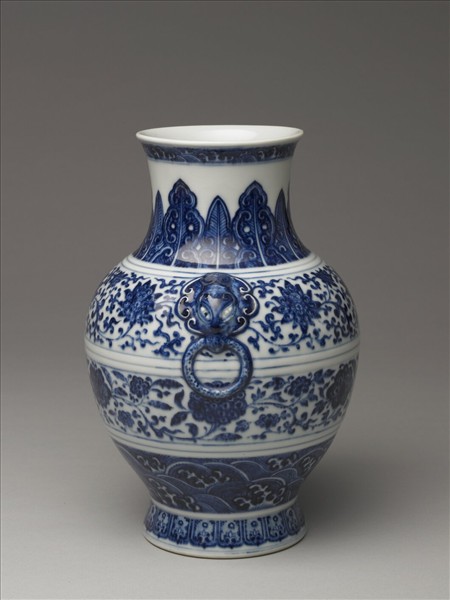 青花纏枝花卉紋鋪首銜環尊