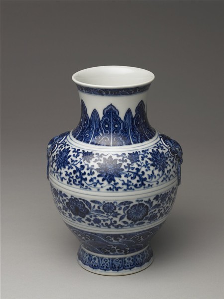 青花纏枝花卉紋鋪首銜環尊