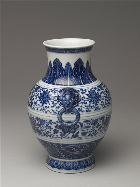 青花纏枝花卉紋鋪首銜環尊