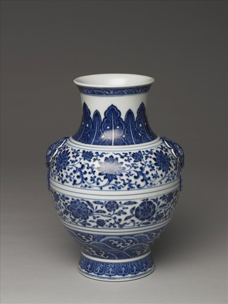 青花纏枝花卉紋鋪首銜環尊