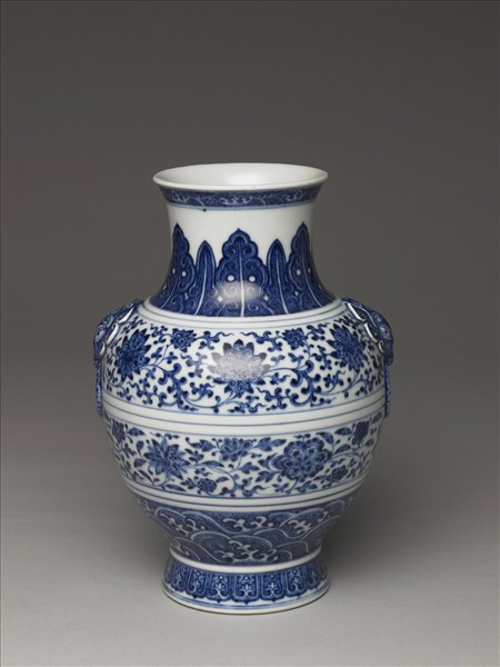 青花纏枝花卉紋鋪首銜環尊