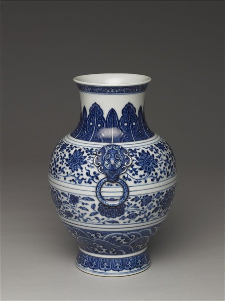 青花纏枝花卉紋鋪首銜環尊