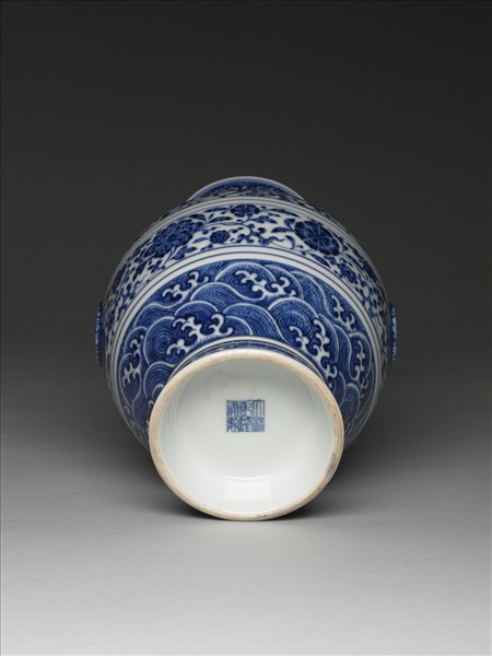 青花纏枝花卉紋鋪首銜環尊