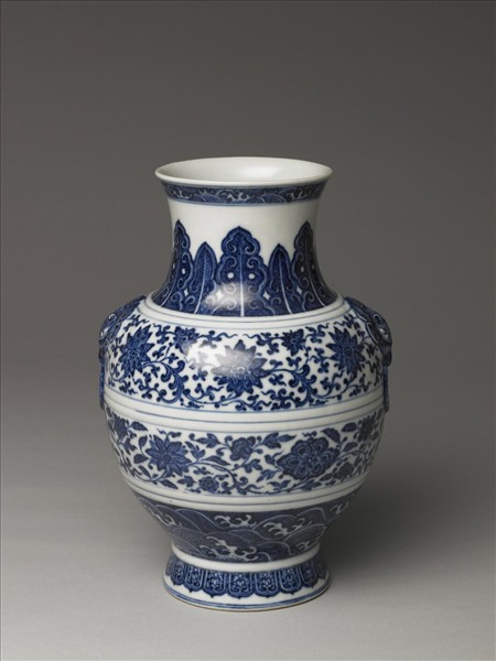 青花纏枝花卉紋鋪首銜環尊