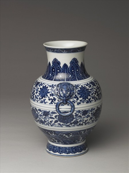 青花纏枝花卉紋鋪首銜環尊