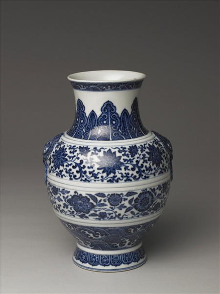 青花纏枝花卉紋鋪首銜環尊