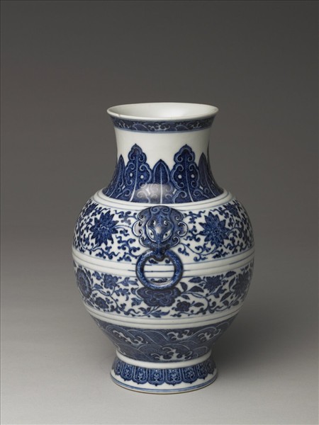 青花纏枝花卉紋鋪首銜環尊