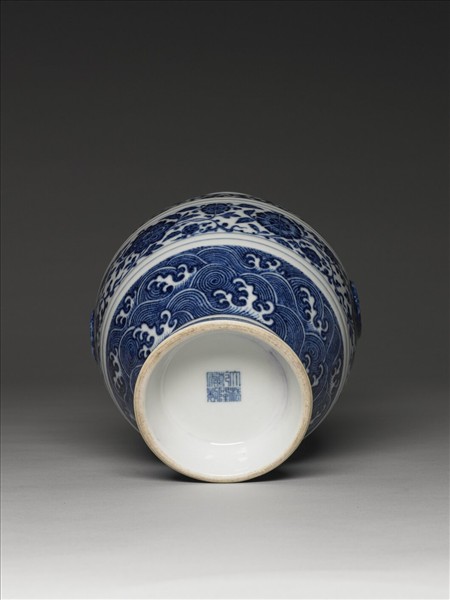 青花纏枝花卉紋鋪首銜環尊