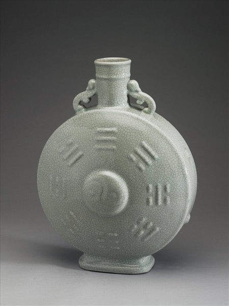 青瓷八卦紋雙耳扁壺