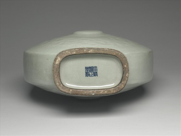 青瓷龍紋雙耳扁壺