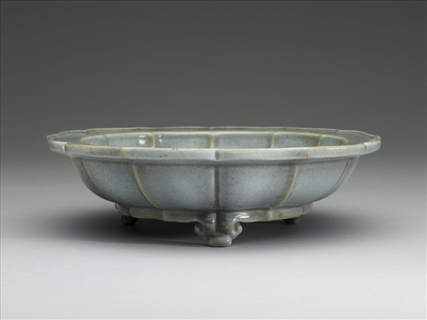 爐鈞釉蓮花式盆托