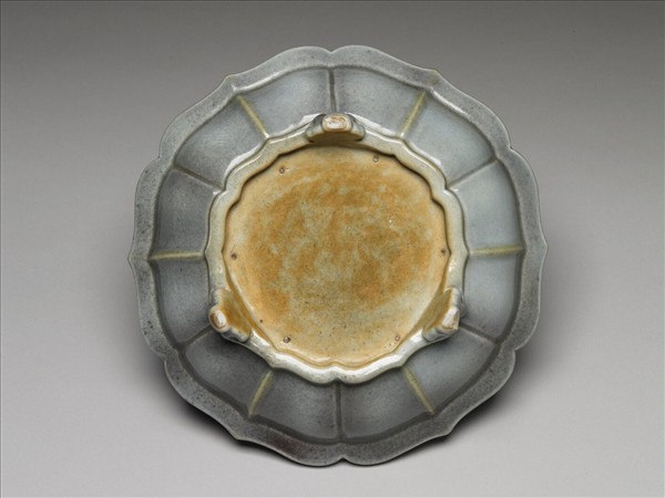 爐鈞釉蓮花式盆托