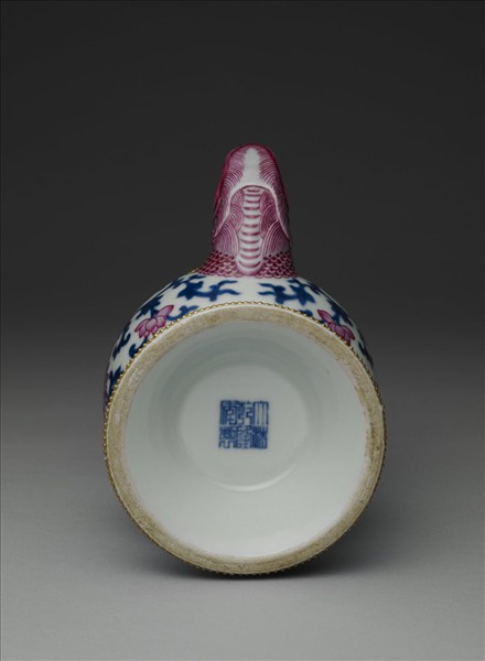 青花胭脂紅番蓮紋奔巴壺