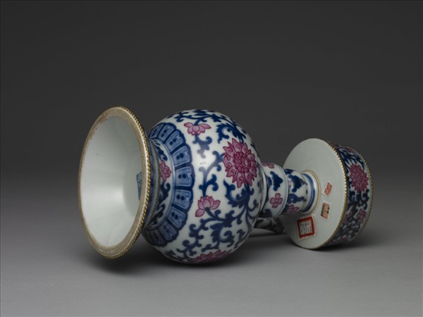 青花胭脂紅番蓮紋奔巴壺