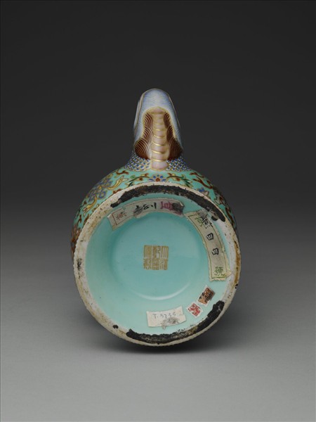 粉彩綠地八吉祥奔巴壺