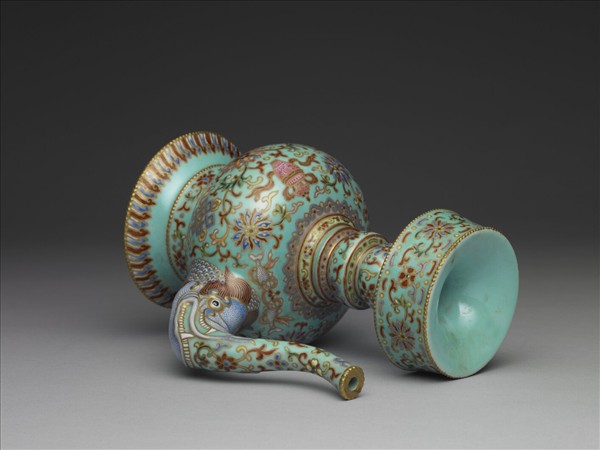 粉彩綠地八吉祥奔巴壺