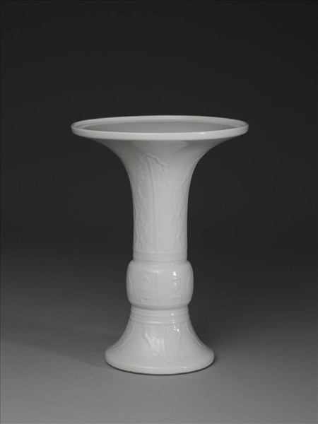 白瓷蕉葉紋花觚