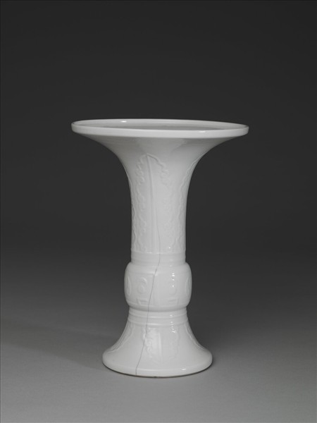 白瓷蕉葉紋花觚