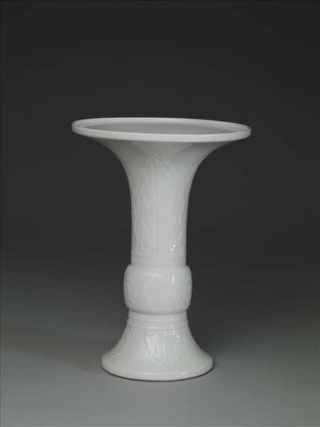 白瓷蕉葉紋花觚