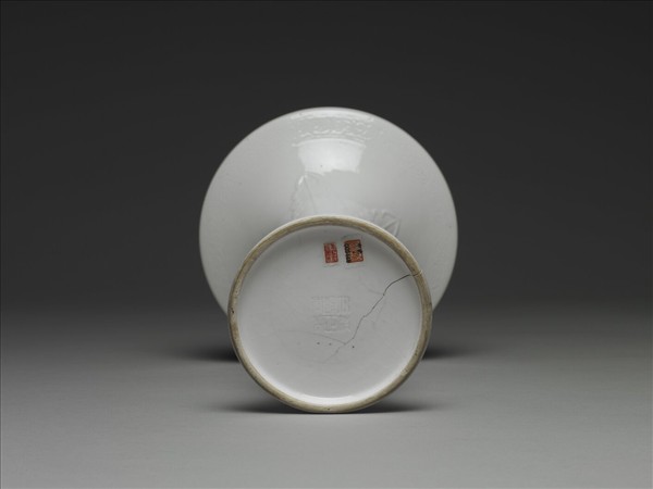 白瓷蕉葉紋花觚