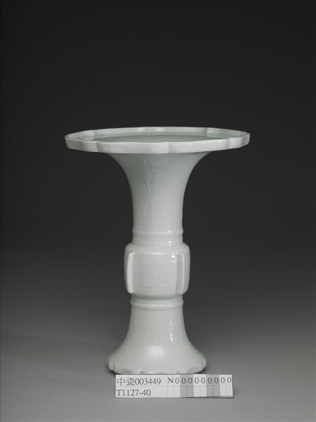 白瓷海棠式花觚