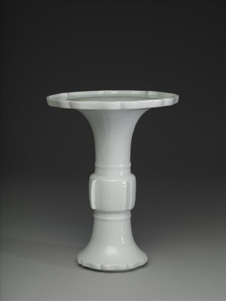 白瓷海棠式花觚