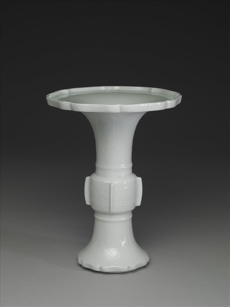 白瓷海棠式花觚