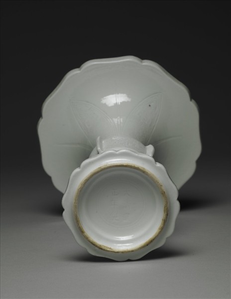 白瓷海棠式花觚